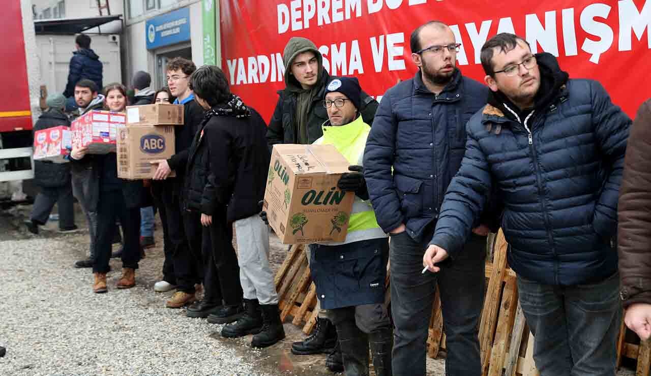 Sakarya’dan depremzedelere gönderilen tır sayısı 40’a ulaştı