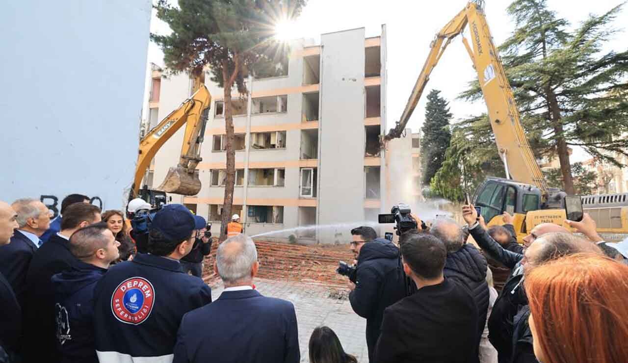 Bakırköy’deki İş Bankası Mensupları Sitesi yıkıldı