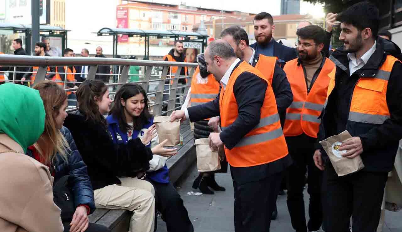 Bakan Varank Kâğıthane'de esnaf ve vatandaşlarla buluştu