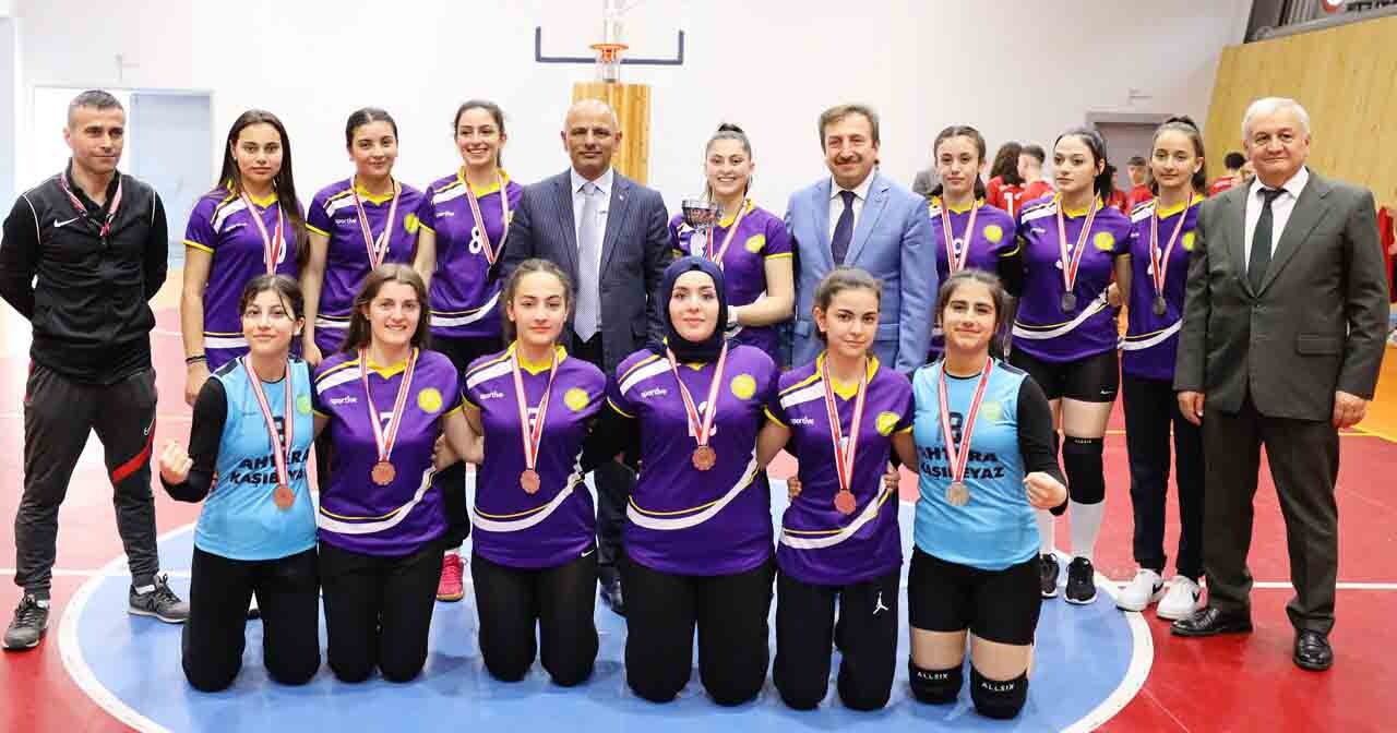 Körfez’de Liseler Arası Voleybol Turnuvası çekişmeli geçti