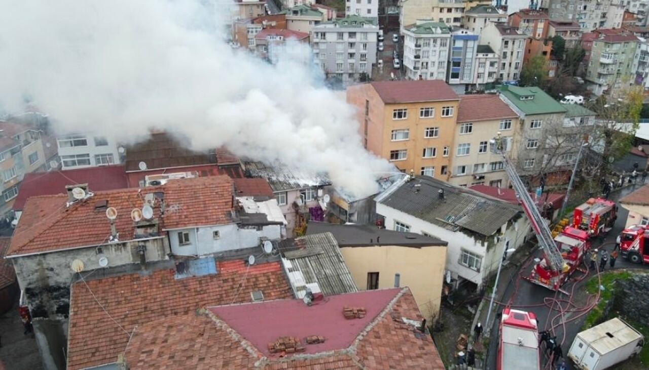 Şişli'de çatı yangını