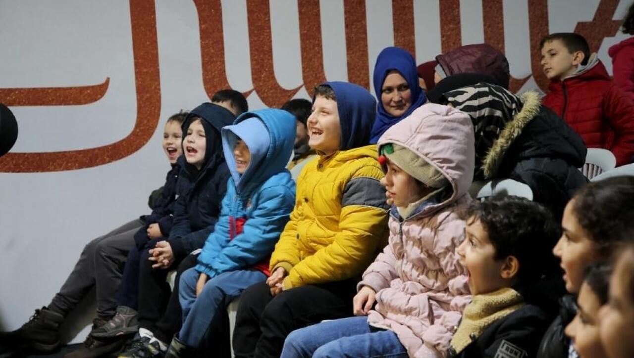 Ramazan Sokağı’na neşe katan gölge oyunu