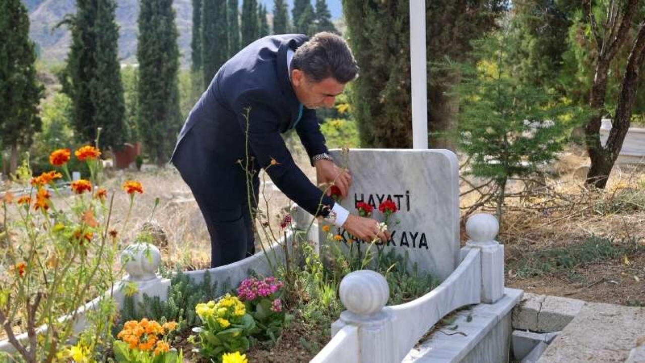 Vali Aygöl Şehit öğretmen Hayati Kapukaya’yı mezarı başında dualarla andı