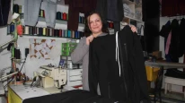 Fabrikaların atık kumaşlarını satın alıp, 20 dakikada kıyafet üretiyor