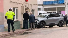 Otomobil ile çarpışan cip eve girdi