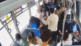 Şoför sürdü, sağlık çalışanı müdahale etti: Otobüsteki panik anları kamerada