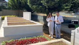Kadir İnanır’ın kabri çiçeklerle donatıldı: Sevenleri yalnız bırakmadı