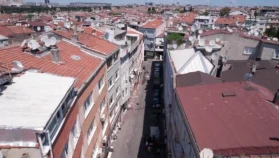 Fatih’te çatısından beton parçaları düşen 3 katlı bina havadan görüntülendi