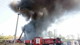 Kocaeli’de boya fabrikası alevlere teslim oldu