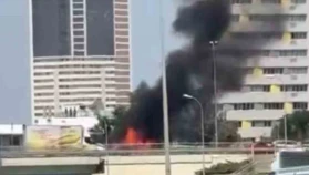 Kartal’da seyir halindeki araç alevlere teslim oldu