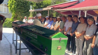 Tatil yolunda can veren anne ve kızı toprağa verildi