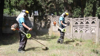 Gebze’de mezarlık ve şehitliklerde periyodik bakım çalışmaları sürüyor