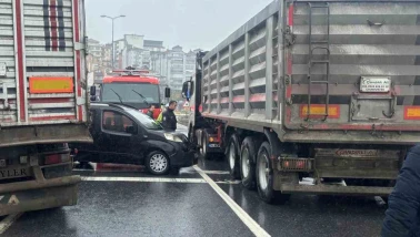 Kontrolden çıkan tır, kırmızı ışıkta bekleyen 3 araca çarptı: Kaza anı kamerada