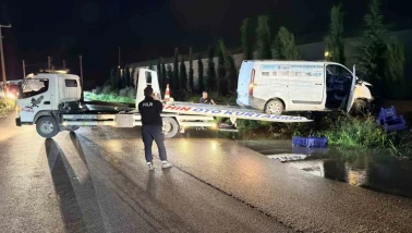 Kaza yapan kamyonet su kanalında asılı kaldı: 1 yaralı
