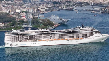 TCG Anadolu turistlerin ilgi odağı oldu