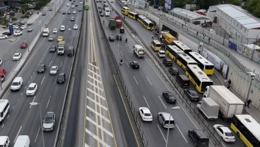 Bahçelievler’de İETT Otobüsü arızalandı, trafik nedeniyle vatandaş yol ortasında otobüs bekledi