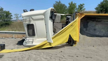 Hafriyat kamyonu VIP servis minibüsüne çarpıp devrildi