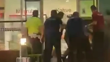 Adnan Menderes Havalimanında hareketli anlar: 4 polis bıçaklandı