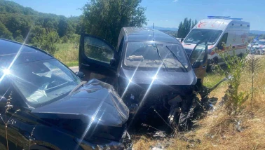 Bilecik’te iki otomobil kafa kafaya çarpıştı: 2 yaralı