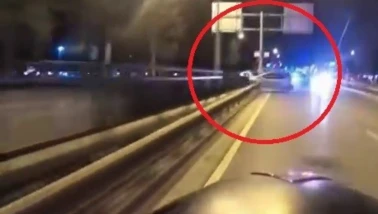 Bursa’da otomobil bariyerlere çarpıp takla attı feci kaza kask kamerasında