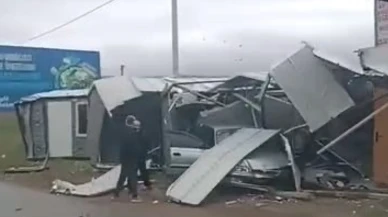 Bursa’da kontrolden çıkan otomobil prefabrik yapıya girdi