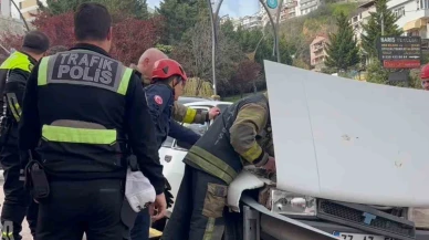 Kocaeli’de facianın eşiğinden dönüldü: Freni tutmayan otomobil bariyerlere çarptı