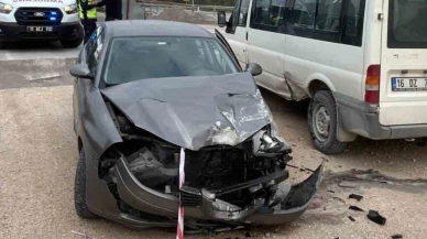 Virajı alamayan otomobil park halindeki araca çarptı: 3 yaralı