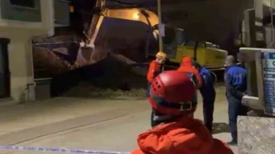 Temel kazısında toprak kaydı, çatırdama sesleri gelen 5 katlı bina boşaltıldı