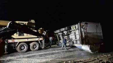 Kayan tır devrildi, Ankara-Tokat karayolu saatlerce ulaşıma kapandı