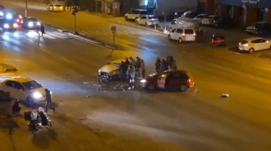 Otomobiller kafa kafaya çarpıştı; 2 yaralı