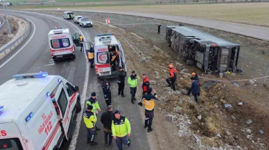 Virajı alamayan otobüs şarampole devrildi: 23 yaralı