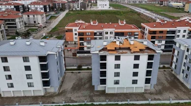 Fırtına binanın çatısını uçurdu, faciadan dönüldü