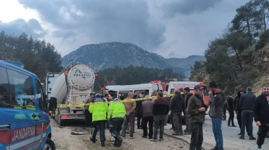 Antalya-Isparta karayolunda işçileri taşıyan minibüs ile beton mikseri çarpıştı: 7 ölü, 7 yaralı
