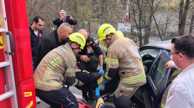 Bursa’da otomobil bariyerlere çarptı: 2 yaralı