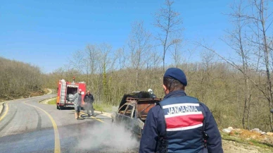 Bilecik’te seyir halindeki otomobil alev aldı