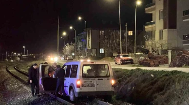 Yolu karıştırıp tren raylarına giren sürücünün tehlikeli anları