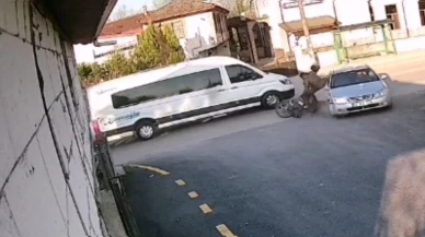 Sağdan sollayan motosikletli otomobile çarptı