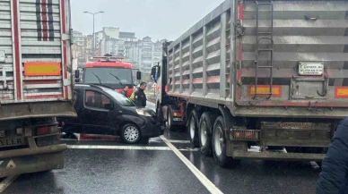 Kontrolden çıkan tır, kırmızı ışıkta bekleyen 3 araca çarptı: Kaza anı kamerada