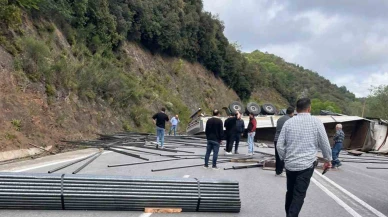 Çubuk demir yüklü tır devrildi, OSB yolu trafiğe kapandı