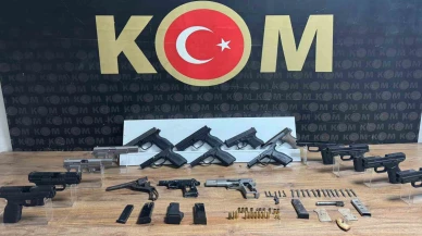 Evin her köşesinden ruhsatsız tabanca çıktı: 2 tutuklama