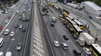 Bahçelievler’de İETT Otobüsü arızalandı, trafik nedeniyle vatandaş yol ortasında otobüs bekledi