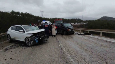 Virajı alamayan otomobil minibüsle kafa kafaya çarpıştı: 4 yaralı