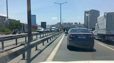 TEM’de para götüren motokurye düştü, yola saçılanları vatandaşlar topladı