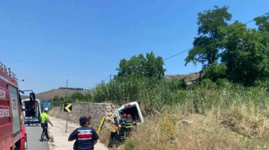 İstinat duvarına çarpan hafif ticari araç yan yattı: 1 yaralı