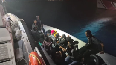 İzmir açıklarında hareketli lastik bot durduruldu: 14 düzensiz göçmen yakalandı