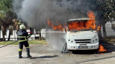 Park halindeki minibüs alev alev yandı