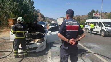 Seyir halindeki otomobil bir anda alev aldı