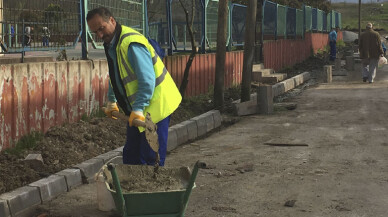 Kartepe’de öğrenciler için kaldırım çalışması