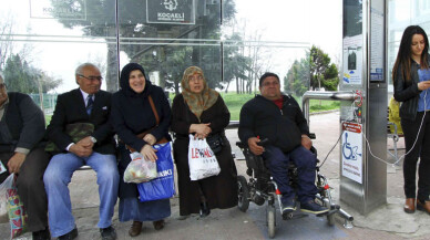 Kocaeli'nde 7 durakta daha engelli araç ve telefon şarj ünitesi oluşturdu