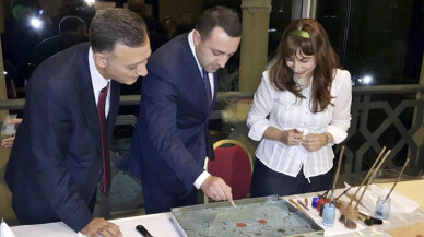 Gürcistan Başbakanına ebru yaptırdı